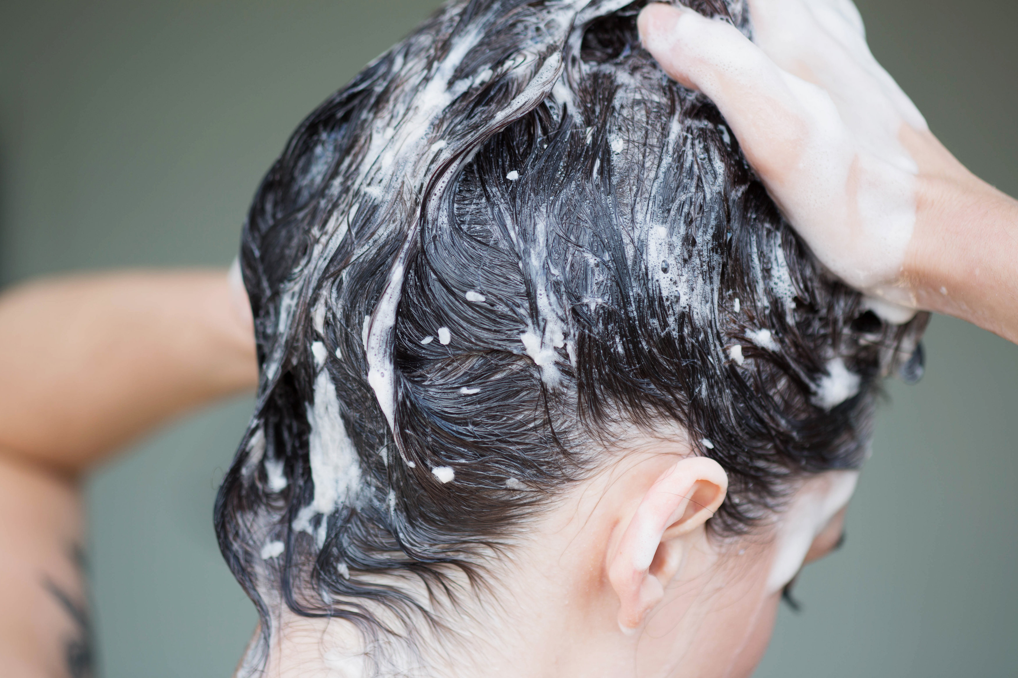 Можно мыть голову холодной. Мытье волос. Шампунь для волос. Маска для волос. Намыленные волосы.